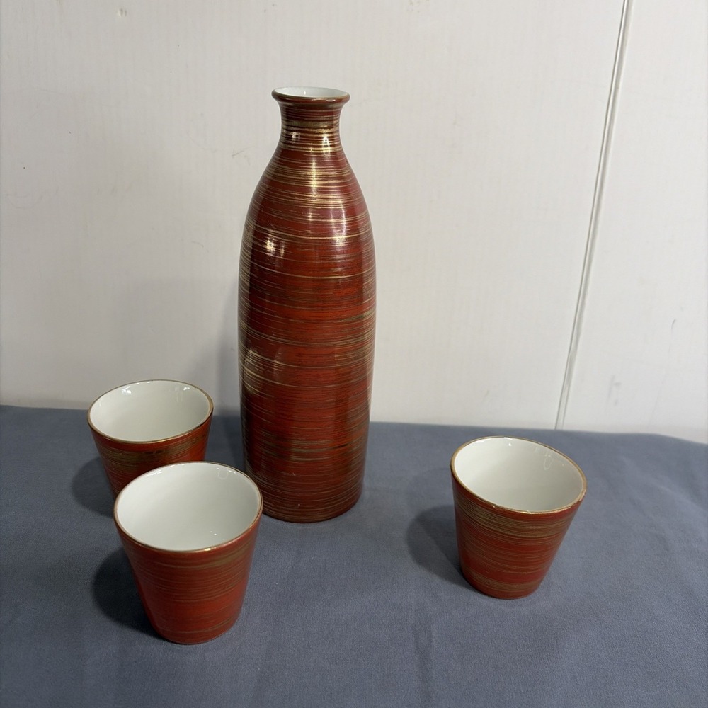 Vintage Japanese Ceramic Sake Set Red Gold Striped 4 Piece Tokkuri Ochoko MCM - Picture 1 of 16